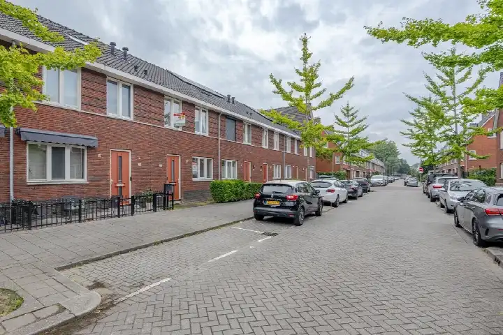 Terraced house for sale: Nieuwenhoornstraat 30, Oud Charlois Rotterdam