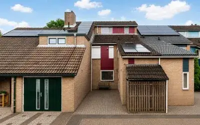 Tussenwoning te koop: Olmenhof 56, Dieren-Noord boven spoorlijn Dieren