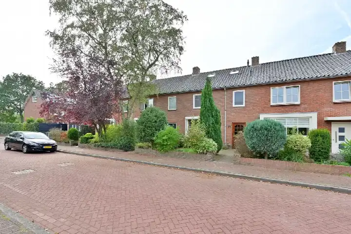 Tussenwoning te koop: Omroeplaan 30, Zenderwijk Huizen