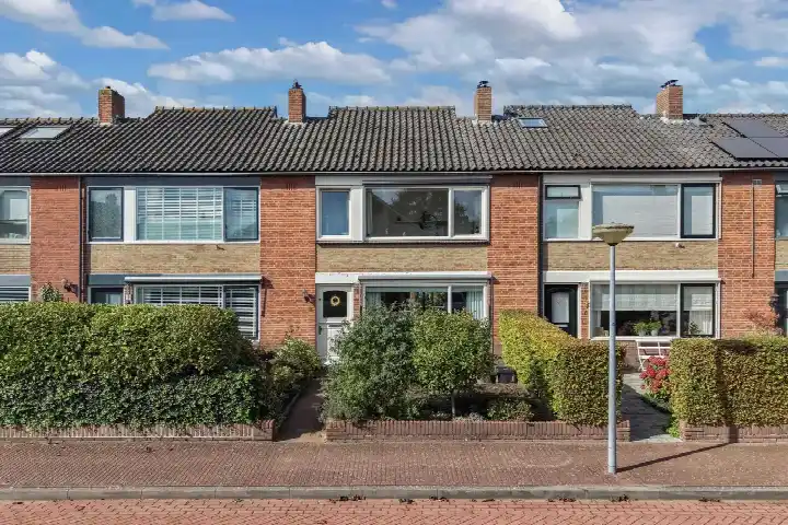 Tussenwoning te koop: Omroeplaan 8, Zenderwijk Huizen