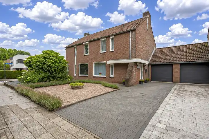 Tussenwoning te koop: Onze Lieve Vrouweplein 28, Kunrade Voerendaal