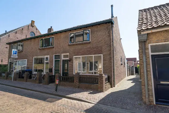 Corner house for sale: Oost-Krakeelstraat 12, Sommelsdijk centrum Sommelsdijk