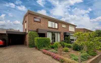 Terraced house for sale: Oosteinde 56, Schrijvershoek Zevenaar