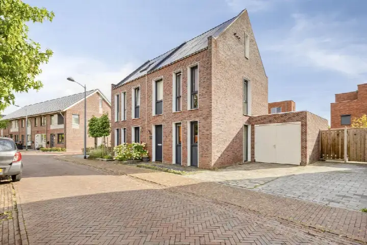 Twee-onder-één-kap te koop: Oostergracht 13, Kloosterveste Assen