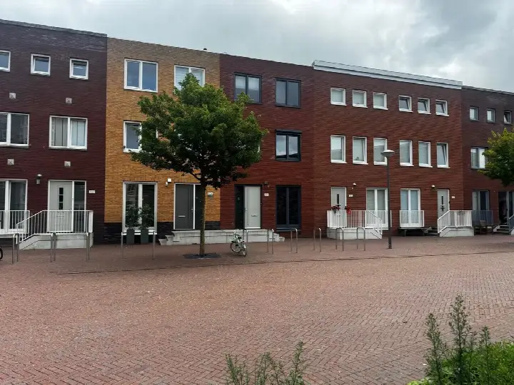 Terraced house for rent: Oosterheemplein 305, Oosterheem-Centrum Zoetermeer