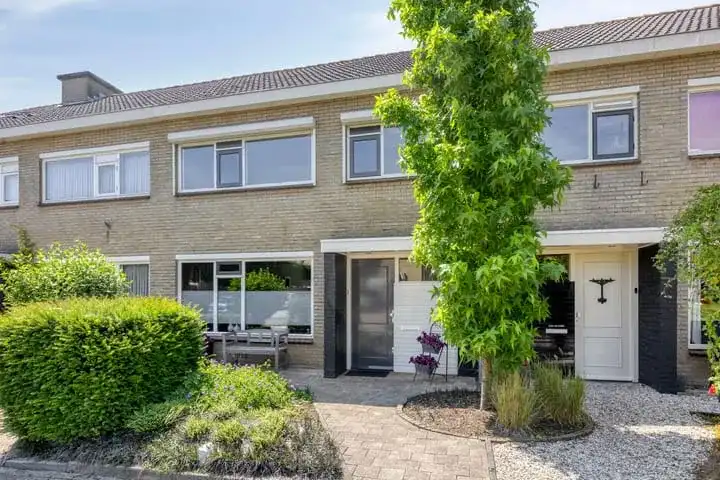 Tussenwoning te koop: Oranje-Bastion 6, Binnenstad-Grave Grave