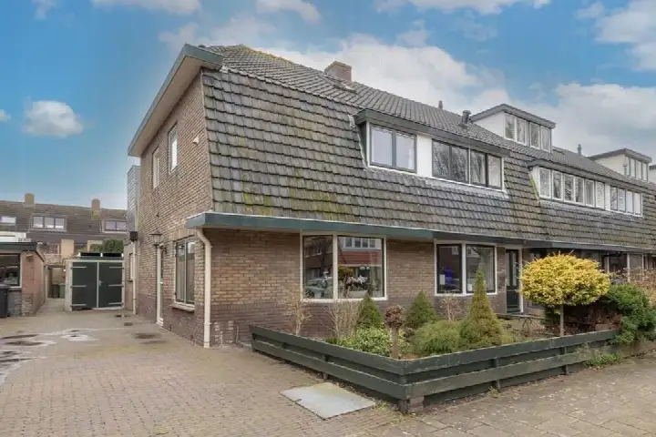 Corner house for sale: Oranjeweg 61, Rade, Oranjebuurt, Munniksveen en omgeving Kortenhoef