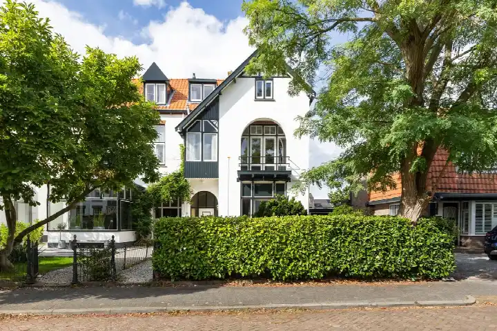 Twee-onder-één-kap te koop: Oude Amersfoortseweg 53, Schilderskwartier Hilversum