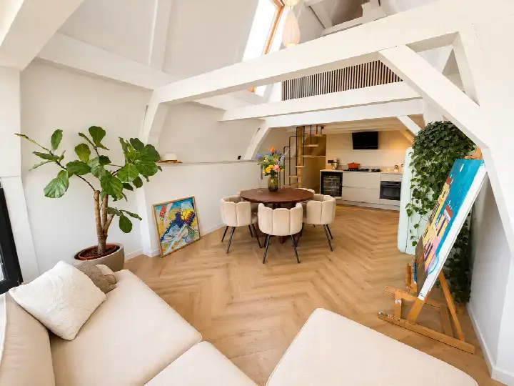 Studio te huur: Oudezijds Voorburgwal 161F, Burgwallen-Oost Amsterdam