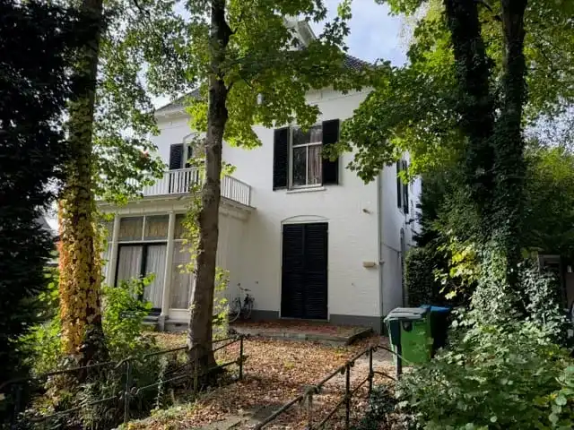 Vrijstaande woning te huur: Overbeeklaan 1, Velp-Noord boven spoorlijn Velp (Ge)