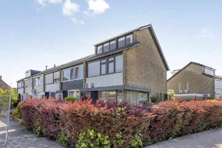 Corner house for sale: P.A. de Genestetstraat 1, Winklerplein-Zuid Sliedrecht