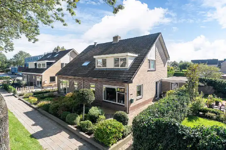 Corner house for sale: P J Troelstrastraat 15, Franeker Sexbierumerplan Franeker