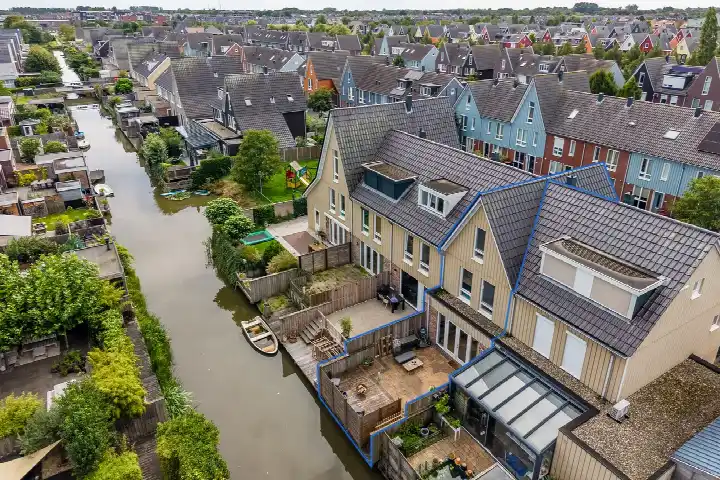 Tussenwoning te koop: Paaldijk 176, Bangert en Oosterpolder - Buurt 35 02 Zwaag