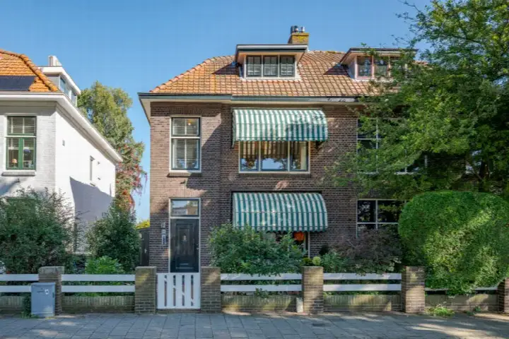 Tussenwoning te koop: Papelaan 18, Bloemenwijk Voorschoten