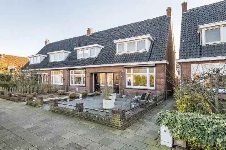 Hoekwoning te koop: Papesteeg 55, Burgemeesterswijk Tiel