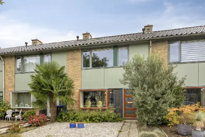 Tussenwoning te koop: Parallelweg 42, Giessen Giessen