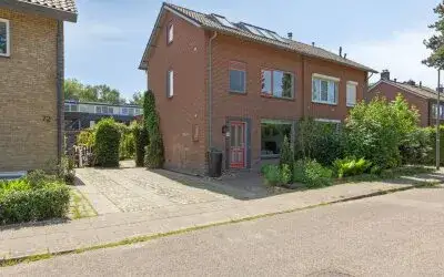 Twee-onder-één-kap te koop: Parallelweg 73, Rheden Rheden
