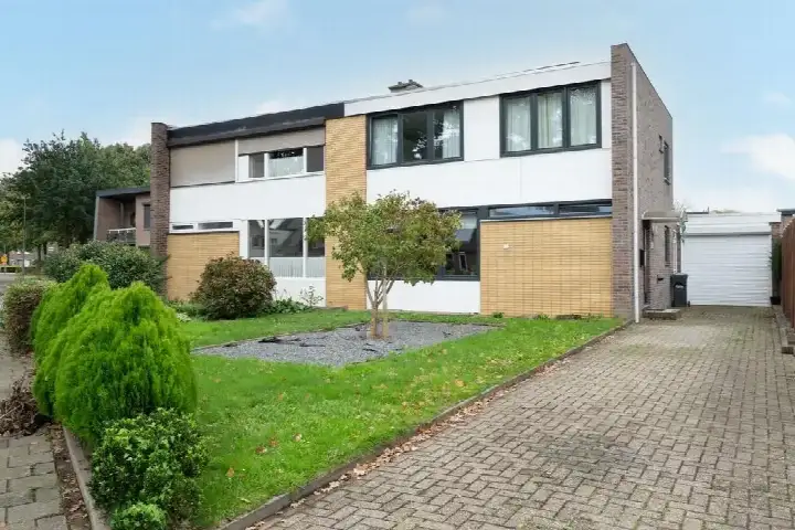Twee-onder-één-kap te koop: Parkweg 52, Born Born