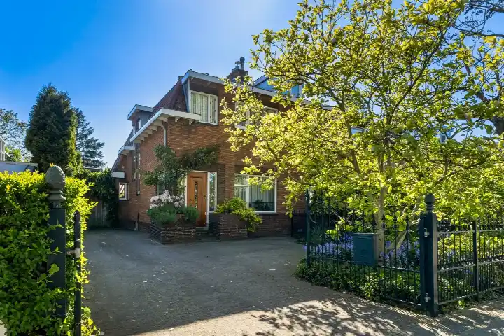 Twee-onder-één-kap te koop: Pascalweg 153, Lombardijen Rotterdam