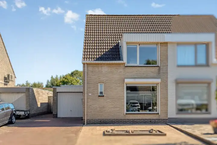 Twee-onder-één-kap te koop: Pastoor J.A.M. van den Muijsenbergstraat 15, Hoofdplaat Hoofdplaat