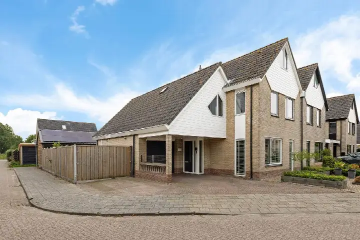 Twee-onder-één-kap te koop: Pastoor J H Wesselstraat 1, Steenwijksmoer Coevorden