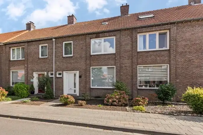 Tussenwoning te koop: Pastoor van Eijsstraat 27, Geleen-Centrum Geleen