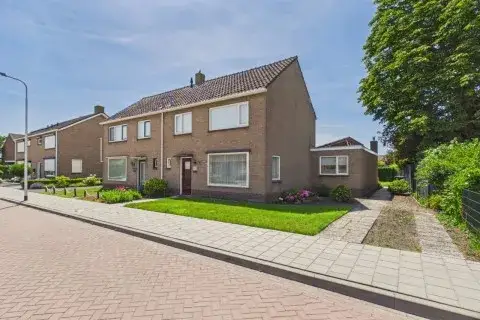 Twee-onder-één-kap te koop: Pastoor Willemsstraat 2, Kern Lamswaarde Lamswaarde