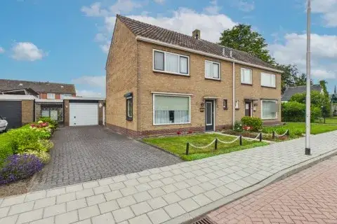 Twee-onder-één-kap te koop: Pastoor Willemsstraat 4, Kern Lamswaarde Lamswaarde