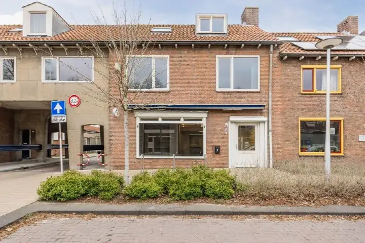 Tussenwoning te koop: Pater van den Elsenplein 2, Landbouwbuurt Tilburg