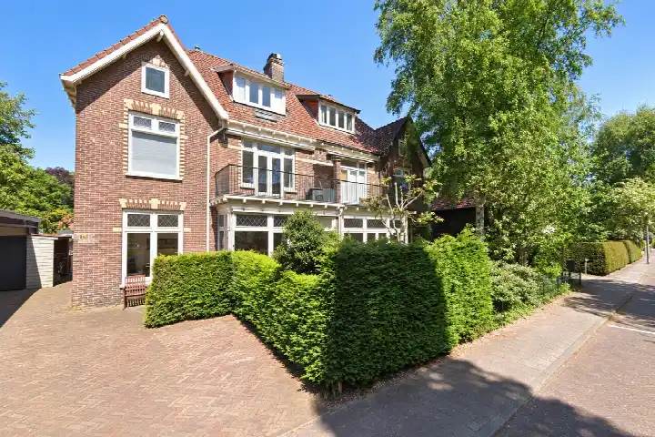 Twee-onder-één-kap te koop: Pater Wijnterlaan 27, Oranje Nassaupark-Zuid Naarden