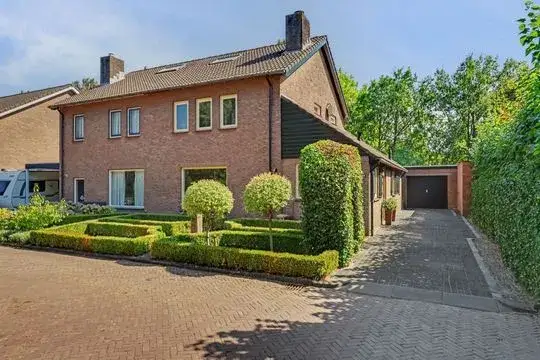 Corner house for sale: Patrijsstraat 26, Hoogerheide Made
