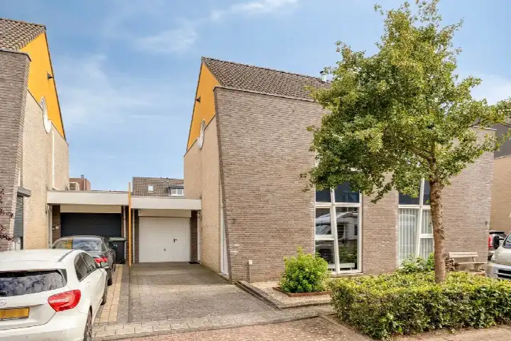 Tussenwoning te koop: Paul van Zeelandstraat 7, Herten Herten
