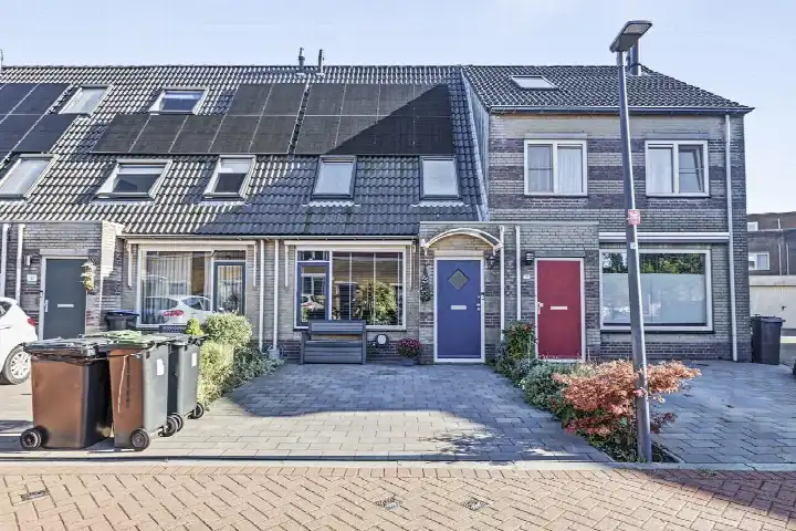 Tussenwoning te koop: Perzikengaarde 12, De Gaarden en Windas Schiedam