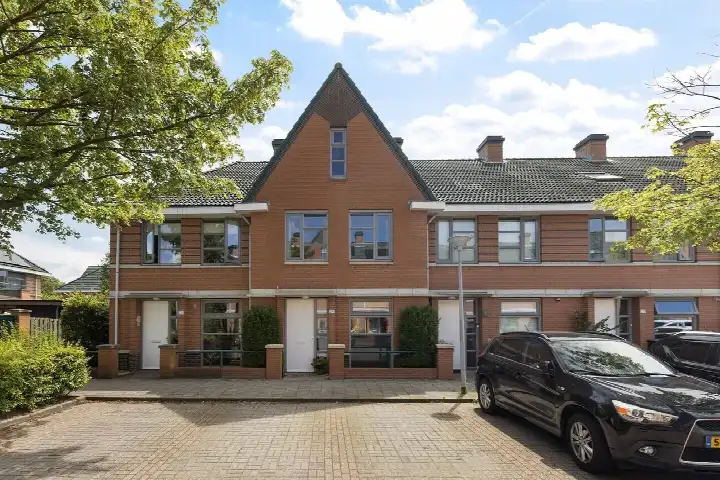 Tussenwoning te koop: Peter van Anrooylaan 24, Componistenbuurt Maassluis