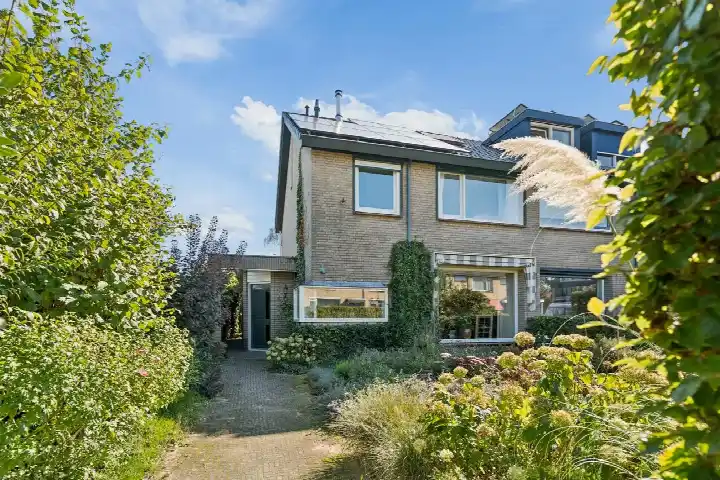 Twee-onder-één-kap te koop: Petuniastraat 16, Domineesberg Rhenen