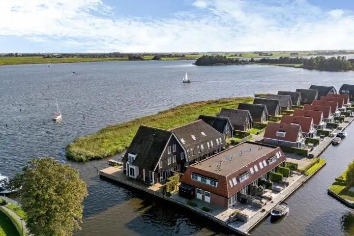 Vrijstaande woning te koop: Pharshoeke 61, Heeg Heeg