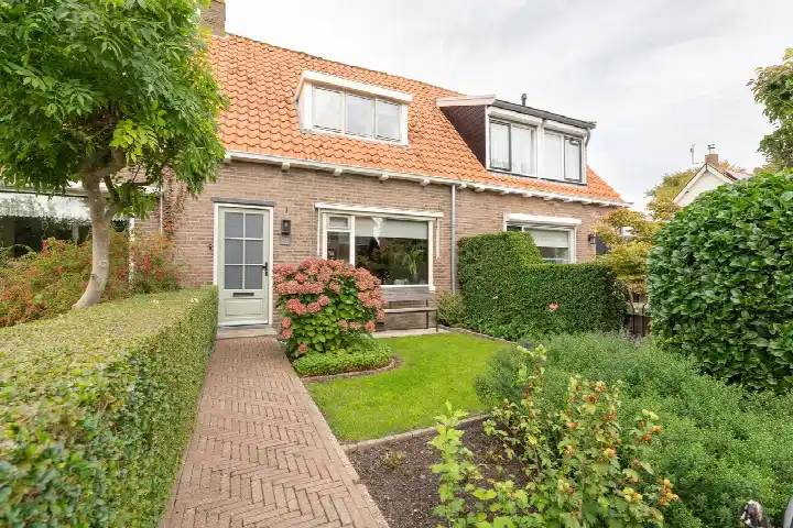 Tussenwoning te koop: Philipshoofjesweg 42, Dirksland centrum Dirksland