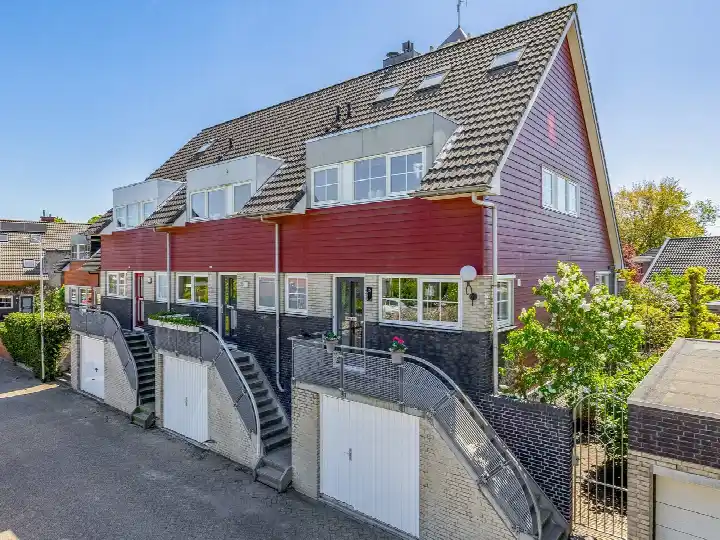 Corner house for sale: Piet Heinstraat 35, Centrum West Barendrecht