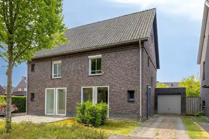 Twee-onder-één-kap te koop: Pieter Belsstraat 82, De Afhang Horst