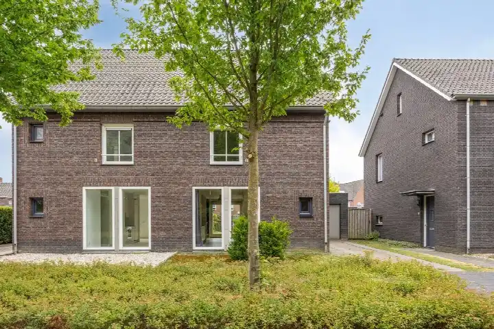 Twee-onder-één-kap te koop: Pieter Belsstraat 84, De Afhang Horst