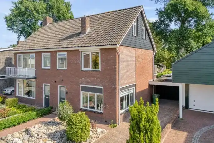 Twee-onder-één-kap te koop: Pieter de Hooghstraat 33, West Hoogeveen