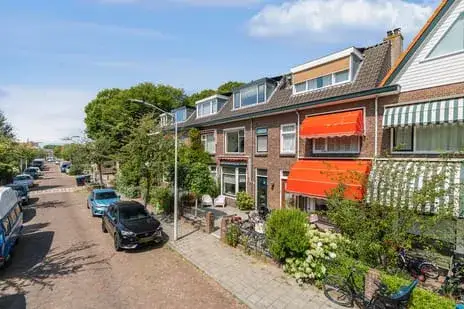 Tussenwoning te koop: Pieter de la Courtstraat 64, Tuinstadwijk Leiden