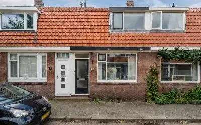 Terraced house for sale: Pieter Latensteinstraat 19, Burgemeestersbuurt Zaandam