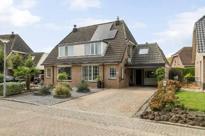 Twee-onder-één-kap te koop: Pietje Baltusstraat 11, Beesd West Beesd