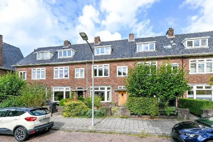 Tussenwoning te koop: Pijnboomstraat 32, Bomenbuurt-oost Haarlem