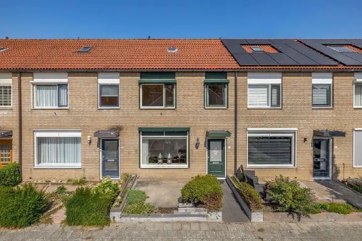 Tussenwoning te koop: Pimpelmees 24, Sommelsdijk vogelbuurt west Sommelsdijk