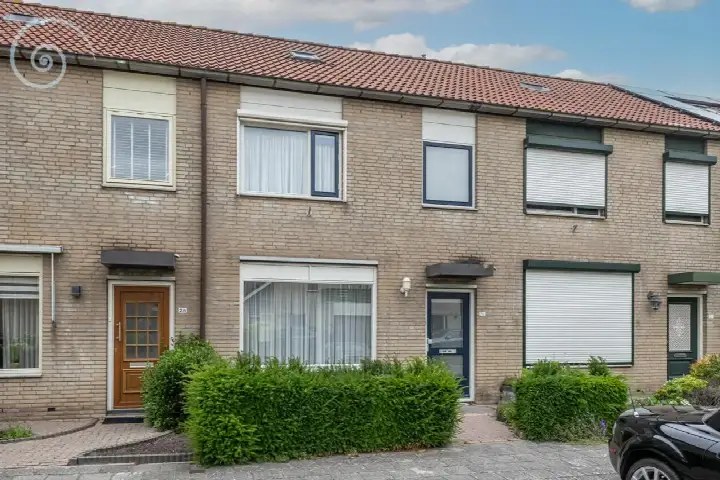 Tussenwoning te koop: Pimpelmees 26, Sommelsdijk vogelbuurt west Sommelsdijk