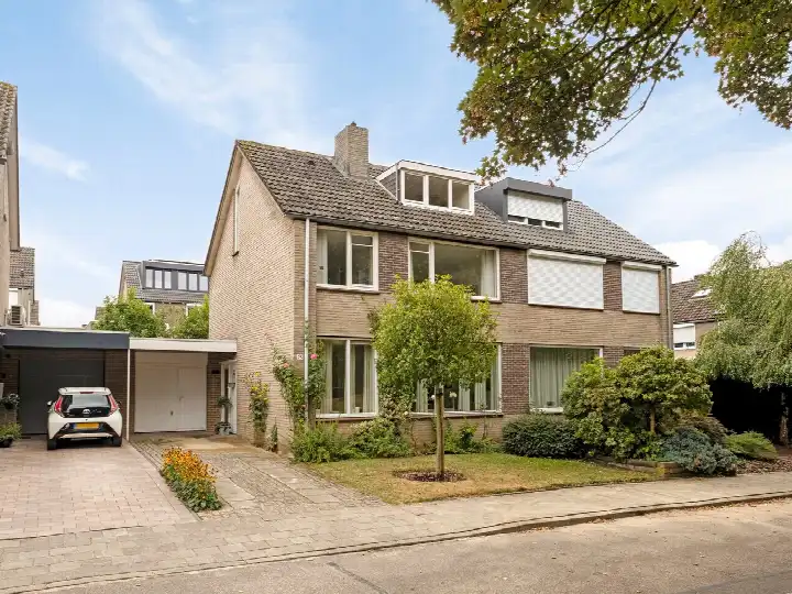 Tussenwoning te koop: Plutohof 25, Daalhof Maastricht