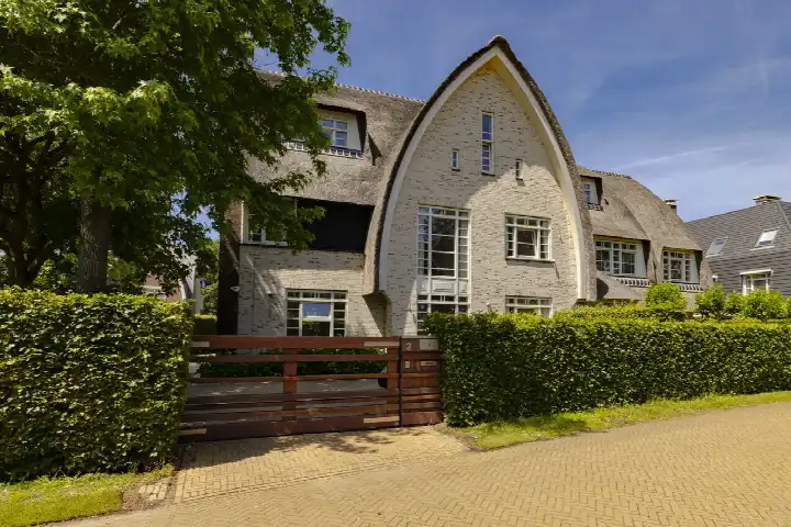 Twee-onder-één-kap te huur: Posthumus Meyjeslaan 2, Provinciaal Ziekenhuis Bloemendaal