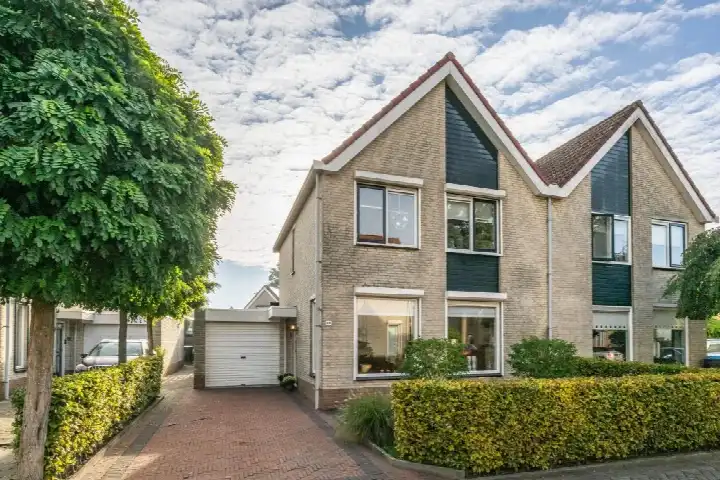 Semi-detached for sale: Prins Bernhardlaan 95, Middelharnis prinsenkwartier Middelharnis